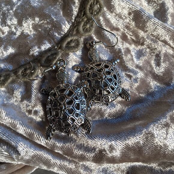 ADORABLE SILVER Plated Turtle Earrings! - Picture 12 of 16
